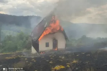(FOTO) Veliki požar u okolini Pljevalja: U selu Mataruge izgorjela kuća i sedam pomoćnih objekata