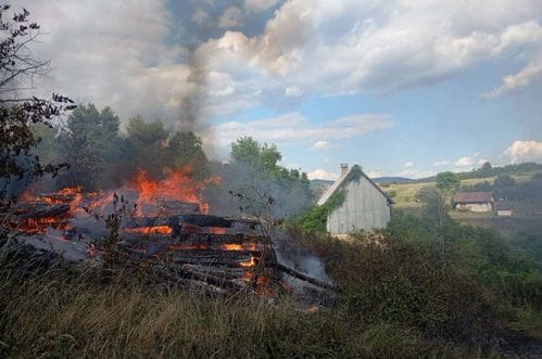 (FOTO/VIDEO) Veliki požar u okolini Pljevalja: U selu Mataruge izgorjela kuća i osam pomoćnih objekata; Goločevac: Imanja zapuštena, jedva može da se prođe