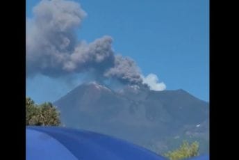 (VIDEO) Eruptirao vulkan na Siciliji, obustavljen dio letova