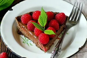 Desert bez pečenja koji osvaja ukusom: Napravite čokoladni kremasti kolač sa malinama Desert bez pečenja koji osvaja ukusom: Napravite čokoladni kremasti kolač sa malinama