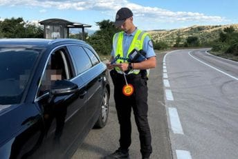 Za 24 sata 15 saobraćajnih nezgoda, povrijeđene četiri osobe