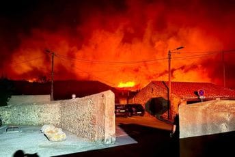 Požari na jugozapadu Francuske ne jenjavaju: Hiljade evakuisanih sa poluostrva Kap Fere Požari na jugozapadu Francuske ne jenjavaju: Hiljade evakuisanih sa poluostrva Kap Fere