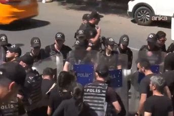 (VIDEO) Protest u Ankari pred samit NATO-a: Građani se sukobili s policijom (VIDEO) Protest u Ankari pred samit NATO-a: Građani se sukobili s policijom