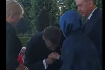 (VIDEO) Makron pokušao poljubiti ruku turskoj prvoj dami, pogledajte njenu reakciju (VIDEO) Makron pokušao poljubiti ruku turskoj prvoj dami, pogledajte njenu reakciju