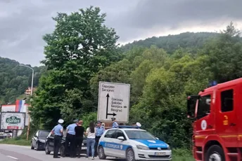 Sarajevo: Muškarac se popeo na drvo, policija pregovara sa njim da siđe Sarajevo: Muškarac se popeo na drvo, policija pregovara sa njim da siđe