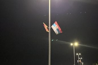 (VIDEO) Opština Zeta postavlja trobojke duž glavne saobraćajnice