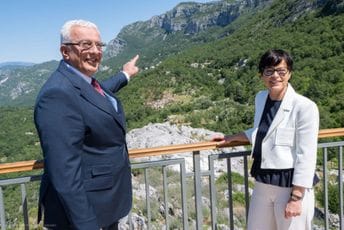 (FOTO) Mandić domaćin radnog doručka sa Kos: Mladi srpski političari preuzimaju odgovornost za lokalne i državne funkcije