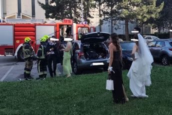 Nesvakidašnja situacija na svadbi u Hrvatskoj: Dijete ostalo zaključano u vozilu, intervenisali vatrogasci Nesvakidašnja situacija na svadbi u Hrvatskoj: Dijete ostalo zaključano u vozilu, intervenisali vatrogasci