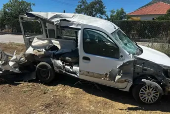 Bar: Voz udario u automobil na pružnom prelazu Bar: Voz udario u automobil na pružnom prelazu