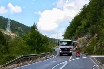 Motorista zabilježio gest za primjer: Vozač Bemaxa zaustavio kamion da ukloni kamenje s puta (VIDEO)