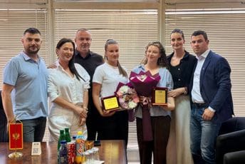 Klub odbornika DPS Berane dodijelio zahvalnice Emiliji Spalević i Ani Janjušević: Dokaz da se znanjem i ljubavlju postižu vrhunski rezultati