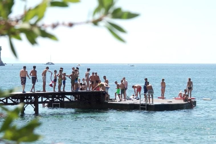 U Budvi uhapšen mladić iz Srbije, osumnjičen da je krao torbe sa plaža