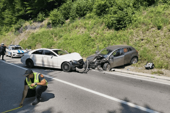 Udes na putu Kolašin - Mateševo, povrijeđeni transportovani u bolnicu Udes na putu Kolašin - Mateševo, povrijeđeni transportovani u bolnicu