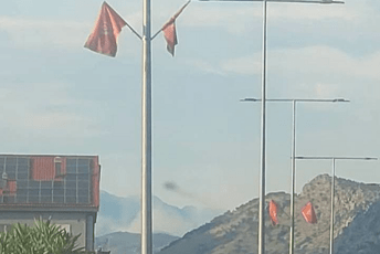 Podgorica: Požar uz auto-put ka Pelevom Brijegu Podgorica: Požar uz auto-put ka Pelevom Brijegu