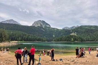 Posjetilaca ne fali: Pogledajte kako je danas na Crnom jezeru (FOTO) Posjetilaca ne fali: Pogledajte kako je danas na Crnom jezeru (FOTO)