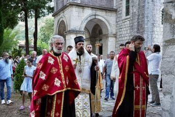(FOTO) Još jedna litija crkve Srbije uz trobojke (FOTO) Još jedna litija crkve Srbije uz trobojke