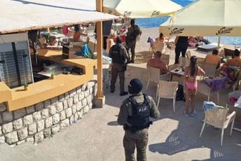 Posebna jedinica policije vršila kontrolu gostiju plažnih barova u Kotoru, Ulcinju i Tivtu