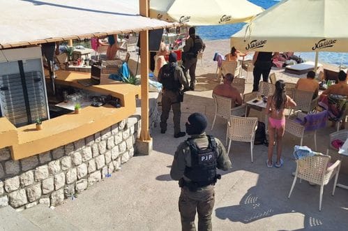 Posebna jedinica policije vršila kontrolu gostiju plažnih barova u Kotoru, Ulcinju i Tivtu