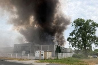 (VIDEO) Gori skladište fabrike u hrvatskom gradiću: Vatrogasci na terenu, čuju se eskplozije (VIDEO) Gori skladište fabrike u hrvatskom gradiću: Vatrogasci na terenu, čuju se eskplozije