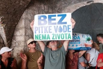 Kotorani zbog nedostatka vode za piće blokirali ulaz u stari grad Kotorani zbog nedostatka vode za piće blokirali ulaz u stari grad