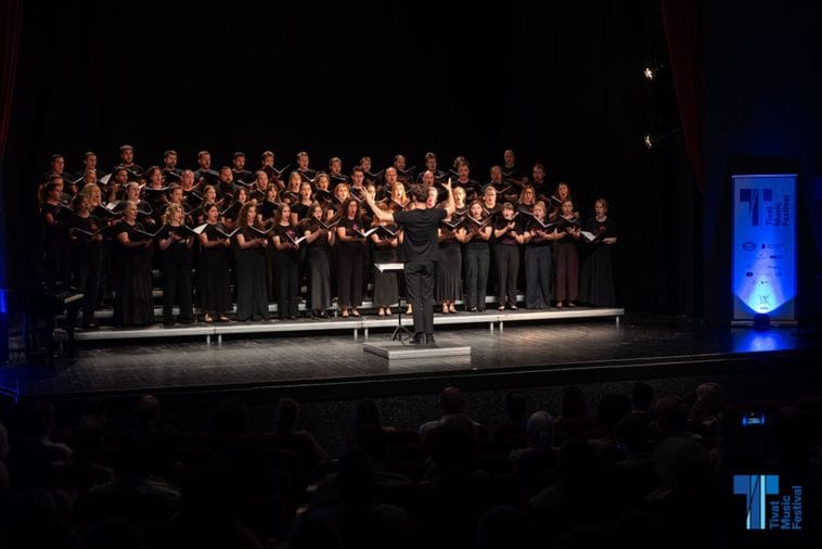 Serenada Jadranu: Zagrebački hor „Ivan Goran Kovačić“ oduševio publiku Tivat Music Festivala Serenada Jadranu: Zagrebački hor „Ivan Goran Kovačić“ oduševio publiku Tivat Music Festivala