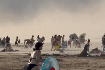 (VIDEO) Cunami oblak praćen jakim vjetrom pogodio plažu u Francuskoj, natjerao posjetioce u bijeg