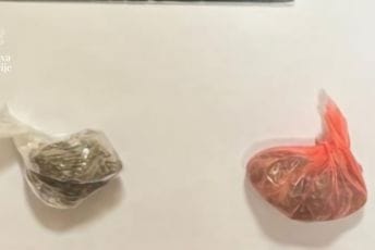 Ulcinj: Državljanin Srbije osuđen na tri mjeseca zatvora, vozio pod dejstvom tri vrste droga, pronađena mu marihuana Ulcinj: Državljanin Srbije osuđen na tri mjeseca zatvora, vozio pod dejstvom tri vrste droga, pronađena mu marihuana
