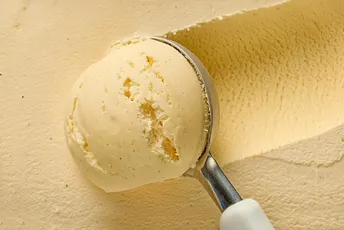 Napravite domaći sladoled od vanile: Kremasti desert koji osvaja na prvi zalogaj Napravite domaći sladoled od vanile: Kremasti desert koji osvaja na prvi zalogaj