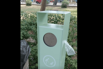 „Izgovora više nema“: U Budvi postavljene kante za odlaganje psećeg izmeta