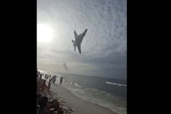(VIDEO) Zastršujući let aviona američke mornarice: Podigli oblake pijeska, protutnjeli nekoliko metara iznad glava posjetilaca plaže