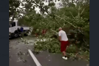 (VIDEO) Gest za primjer: Radnici Genex-a oslobodili put nakon nevremena u Zeti
