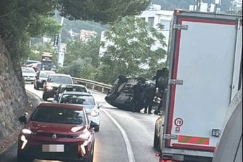 Saobraćajna nezgoda u Sutomoru: Prevrnulo se vozilo