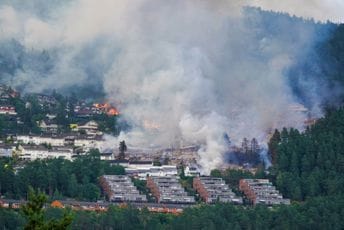 (VIDEO) Više od 100 kuća uništeno u velikom požaru u Norveškoj