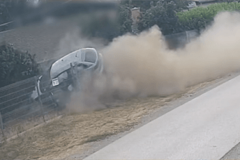 (VIDEO) Filmske scene u Mađarskoj: Muškarac jurio poznanicu, svojim automobilom se zabio u njen (VIDEO) Filmske scene u Mađarskoj: Muškarac jurio poznanicu, svojim automobilom se zabio u njen