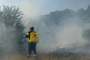 Nikšić: Vatrogasci i Avio-helikopterska jedinica gase veliki šumski požar između Prage i Krnova Nikšić: Vatrogasci i Avio-helikopterska jedinica gase veliki šumski požar između Prage i Krnova