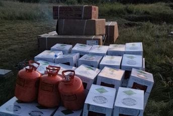 Rožaje: Policija pronašla vozilo bez tablica u pograničnom predjelu sa Kosovom, u njemu bila roba vrijedna 12.000 eura Rožaje: Policija pronašla vozilo bez tablica u pograničnom predjelu sa Kosovom, u njemu bila roba vrijedna 12.000 eura