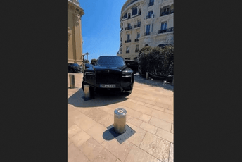 (VIDEO) Rolls-Royce od 400.000 eura udario u sigurnosni stub, iscurilo ulje za servo (VIDEO) Rolls-Royce od 400.000 eura udario u sigurnosni stub, iscurilo ulje za servo