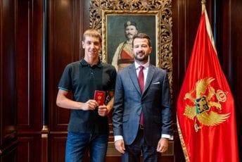 Milatović uručio crnogorski pasoš vaterpolisti Marku Pavloviću: Crna Gora dobila pojačanje za budućnost vaterpola Milatović uručio crnogorski pasoš vaterpolisti Marku Pavloviću: Crna Gora dobila pojačanje za budućnost vaterpola