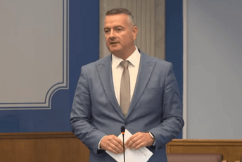 Vuksanović: Zna li Milatović da je Vukovar sravnjen sa zemljom i da su tenkovi sa cvijećem praćeni iz Srbije? Vuksanović: Zna li Milatović da je Vukovar sravnjen sa zemljom i da su tenkovi sa cvijećem praćeni iz Srbije?