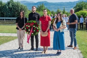 Mladi DPS-a položili vijenac na Lazinama: Naša moralna obaveza je da čuvamo antifašističke vrijednosti koje su trajno uklesane u temelje Crne Gore