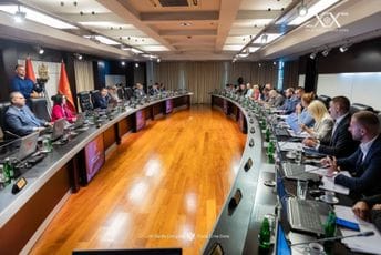 Vlada usvojila odluku o smanjenju akciza na gorivo Vlada usvojila odluku o smanjenju akciza na gorivo