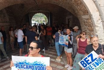 Novi protest građana Kotora zbog slane vode u česmama Novi protest građana Kotora zbog slane vode u česmama
