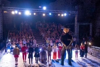Ovacijama ispraćena premijera „Kjare Zorzi“ u Budvi; Vukotić: Važna tema koja se tiče svih nas, želim predstavi dug život Ovacijama ispraćena premijera „Kjare Zorzi“ u Budvi; Vukotić: Važna tema koja se tiče svih nas, želim predstavi dug život