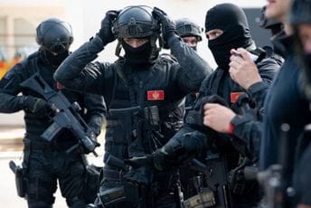 Ko su osumnjičeni za ubistvo u Baru: Ivanovići već godinama poznati policiji – bili akteri više obračuna, 2002. godine preživjeli sačekušu Ko su osumnjičeni za ubistvo u Baru: Ivanovići već godinama poznati policiji – bili akteri više obračuna, 2002. godine preživjeli sačekušu