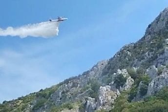 (VIDEO) Požar na Lisinju još uvijek aktivan: Stigla pomoć iz vazduha (VIDEO) Požar na Lisinju još uvijek aktivan: Stigla pomoć iz vazduha
