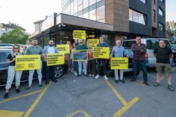 Sa protesta u Podgorici poručeno: Ne možete juče glasati za Vučurovića, a danas se predstavljati kao zaštitnici istine o Srebrenici Sa protesta u Podgorici poručeno: Ne možete juče glasati za Vučurovića, a danas se predstavljati kao zaštitnici istine o Srebrenici