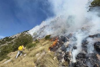 Herceg Novi: Dva aviona uskoro stižu u pomoć u gašenju požara iznad Dizdarice Herceg Novi: Dva aviona uskoro stižu u pomoć u gašenju požara iznad Dizdarice