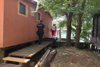 Hitna pomoć morala alternativnim putem: Preminuo vlasnik kućice na Adi Bojani koji je upozoravao na problem blokiranog prilaza Hitna pomoć morala alternativnim putem: Preminuo vlasnik kućice na Adi Bojani koji je upozoravao na problem blokiranog prilaza