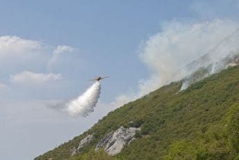 Požari aktivni u četiri crnogorske opštine: Vatru u Baru i Kolašinu gase iz vazduha