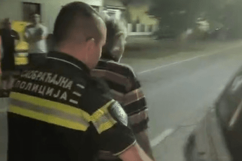 Incident na protestu podrške studentima u Srbiji: Automobilom se zaletio u građane, ima povrijeđenih Incident na protestu podrške studentima u Srbiji: Automobilom se zaletio u građane, ima povrijeđenih